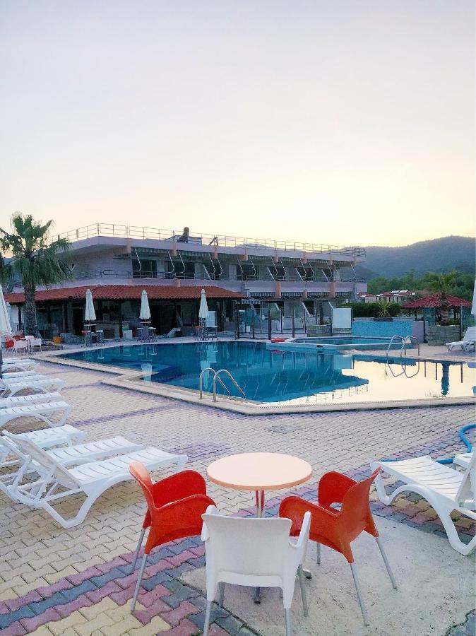 Hotel Palmera Sarti Bagian luar foto