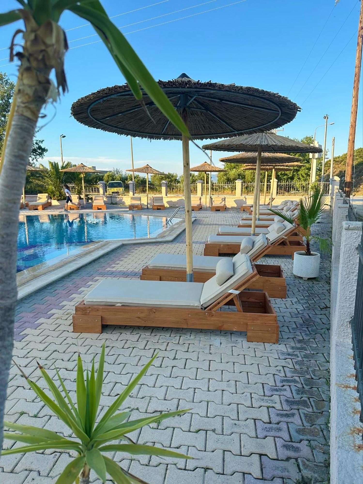 Hotel Palmera Sarti Bagian luar foto